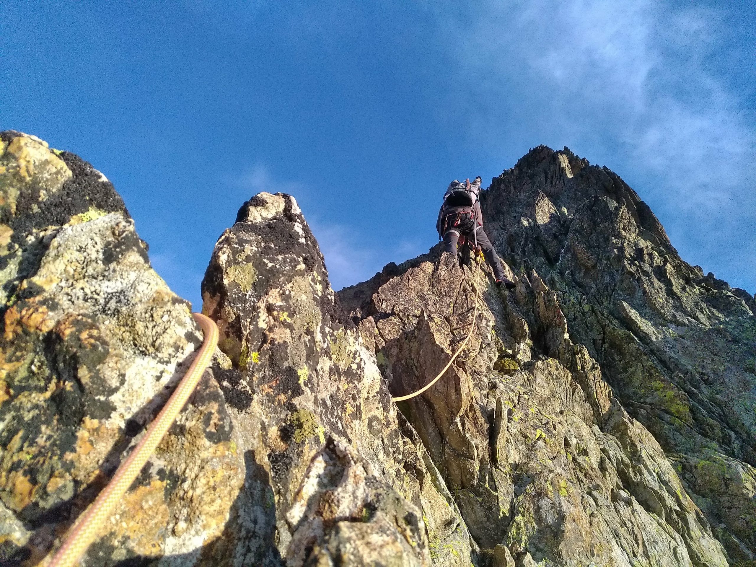 Une arête, 2 pics et un sommet !